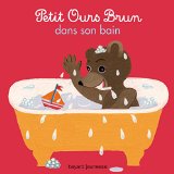 Petit Ours brun dans son bain